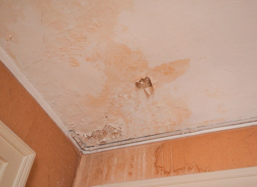 Cómo eliminar las manchas de humedad en paredes y techos